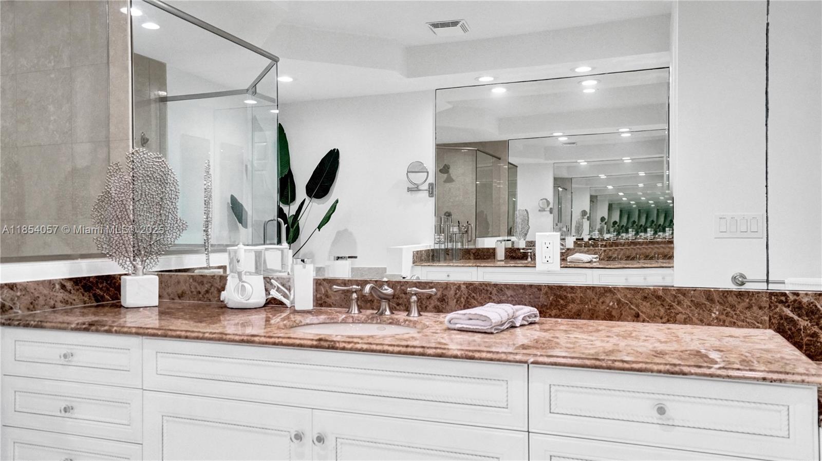 822 E Spinnaker Dr E