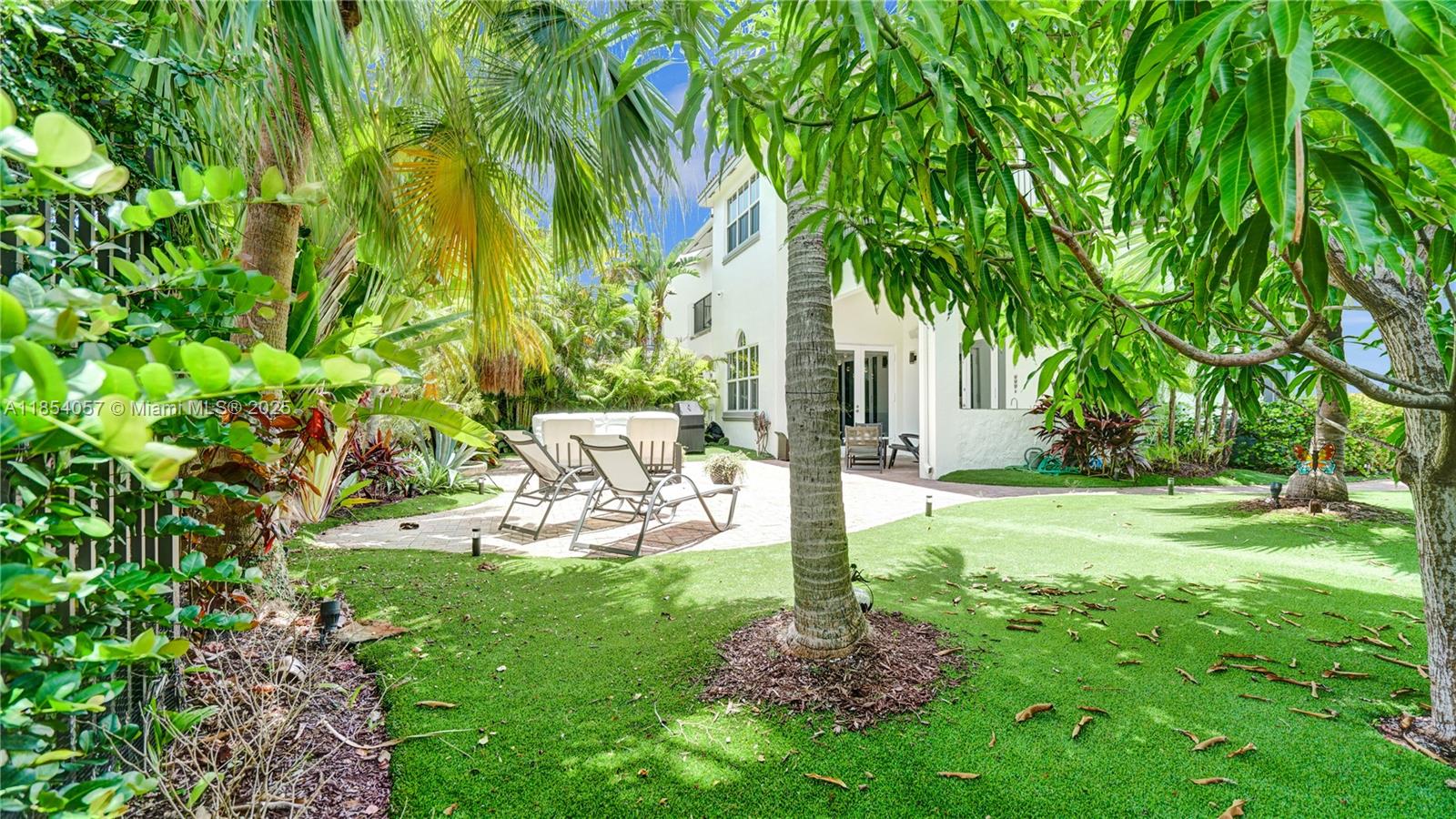 822 E Spinnaker Dr E