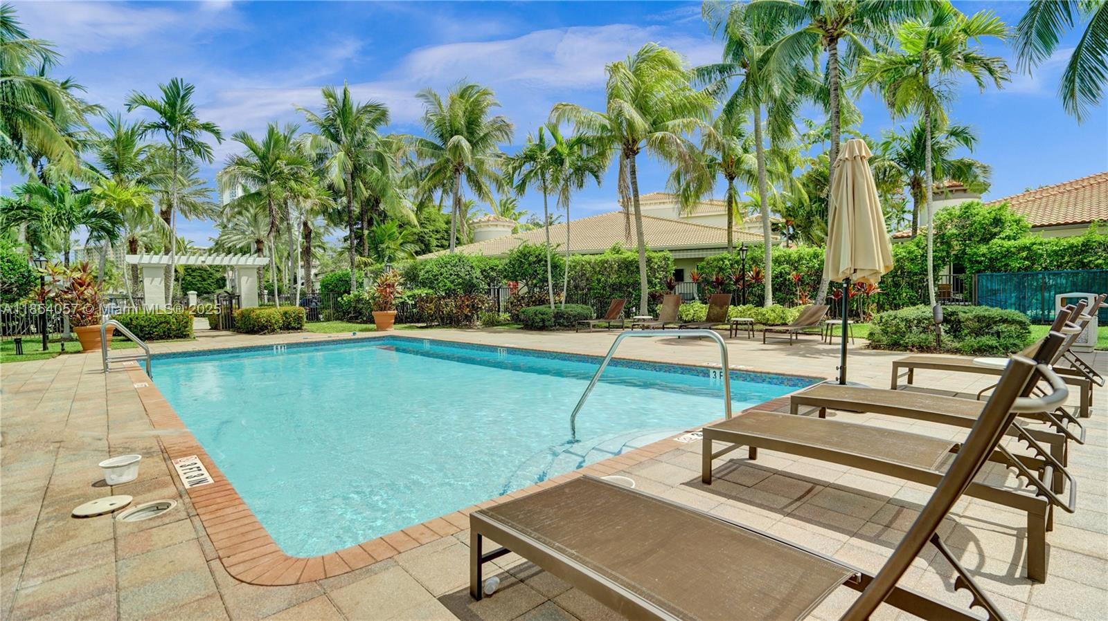 822 E Spinnaker Dr E