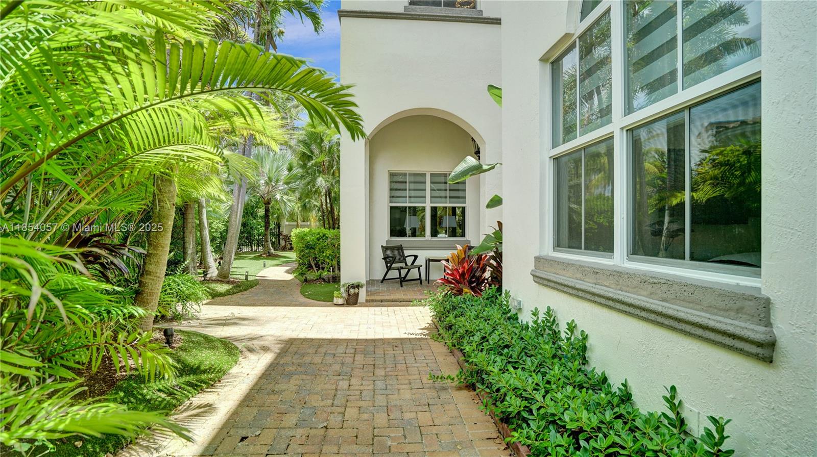 822 E Spinnaker Dr E