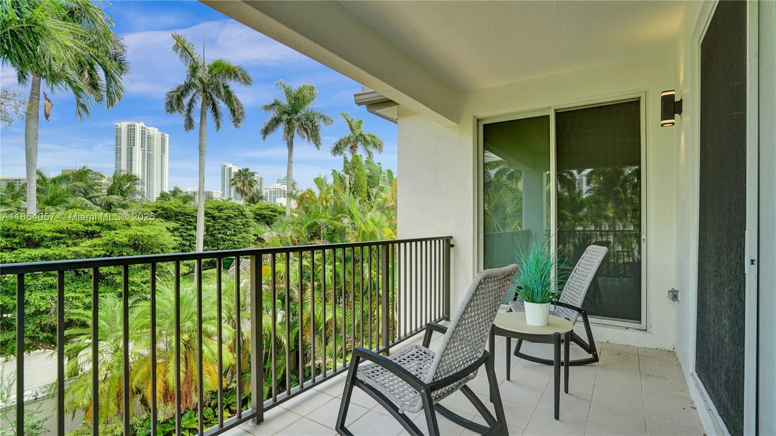 822 E Spinnaker Dr E