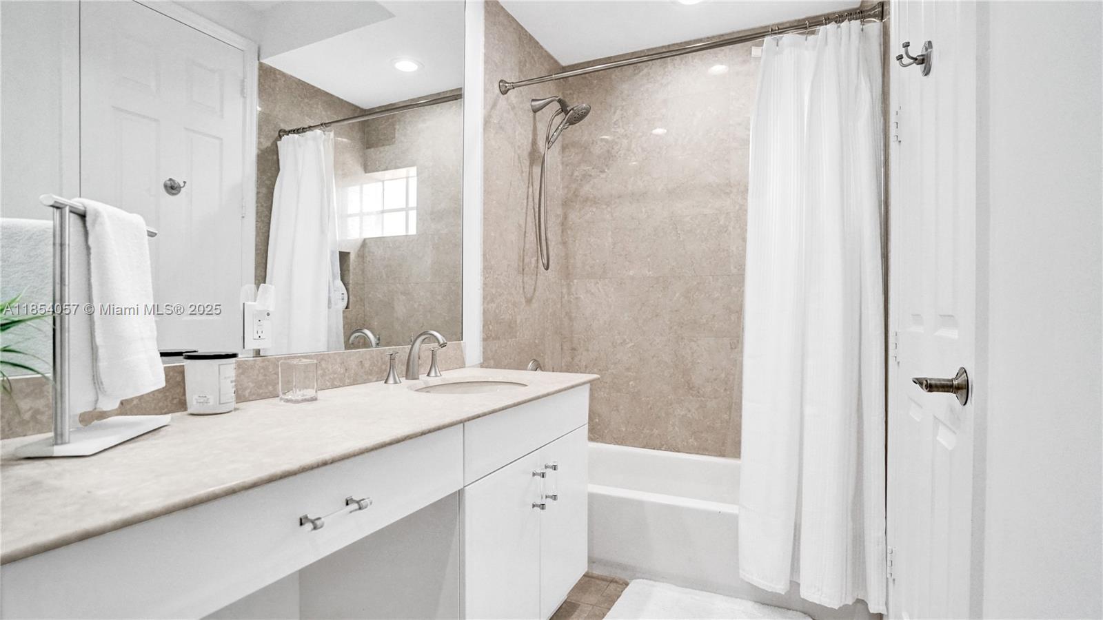 822 E Spinnaker Dr E