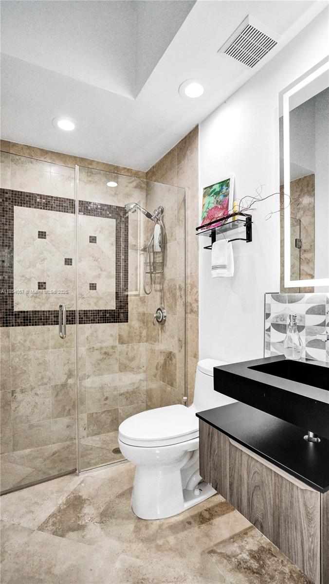 822 E Spinnaker Dr E