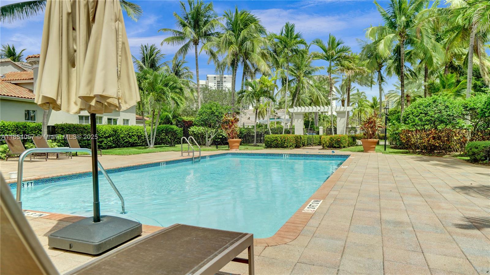 822 E Spinnaker Dr E