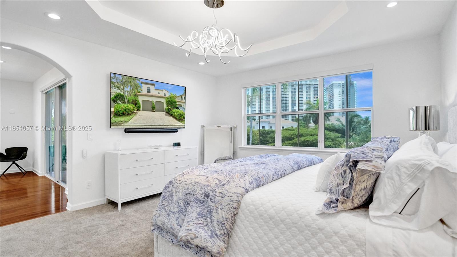 822 E Spinnaker Dr E