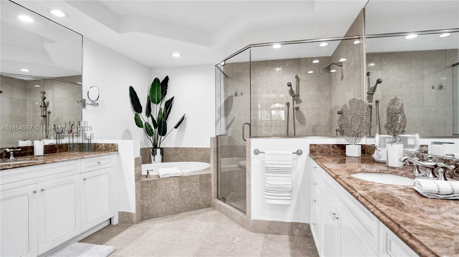 822 E Spinnaker Dr E