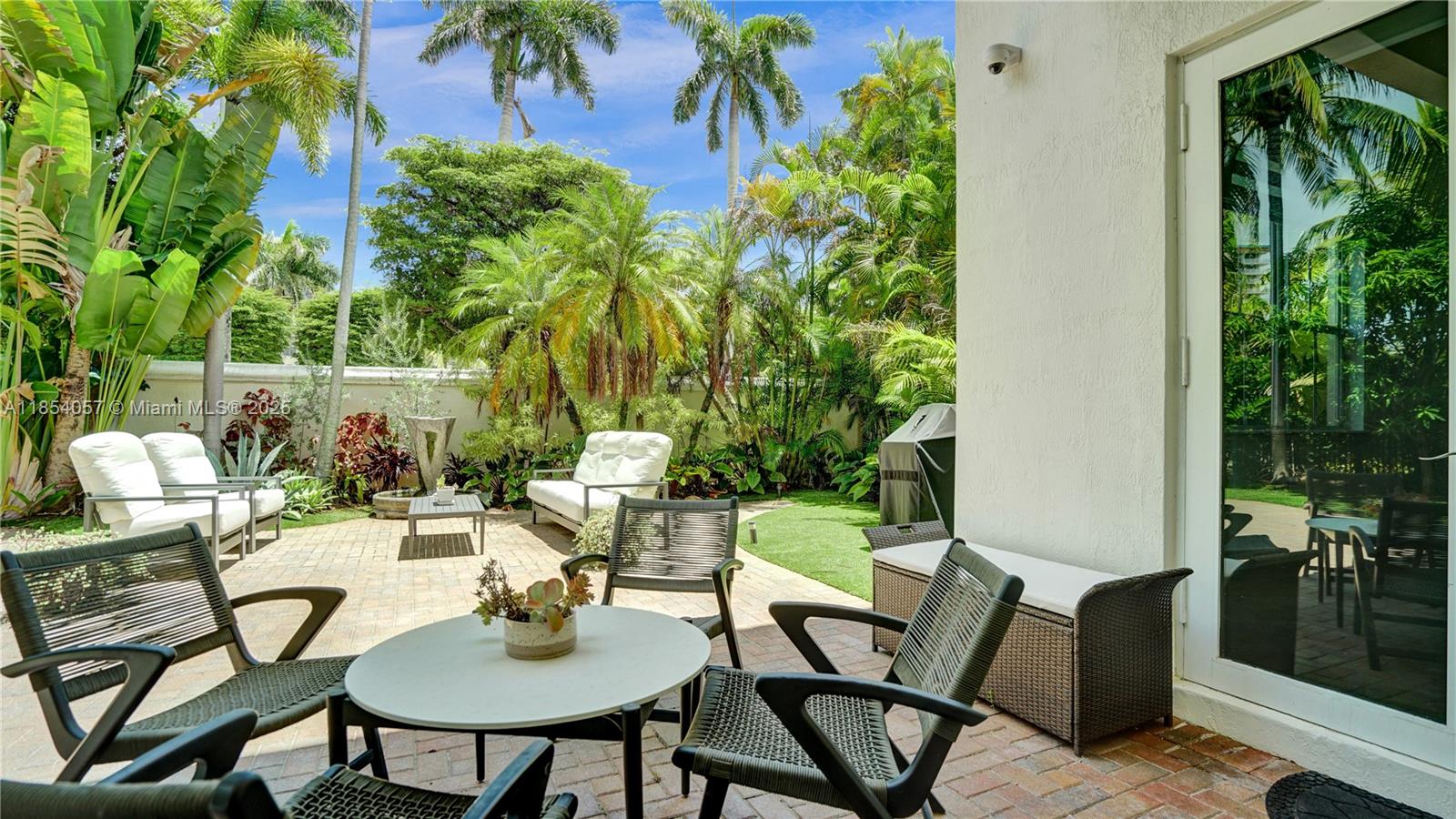 822 E Spinnaker Dr E