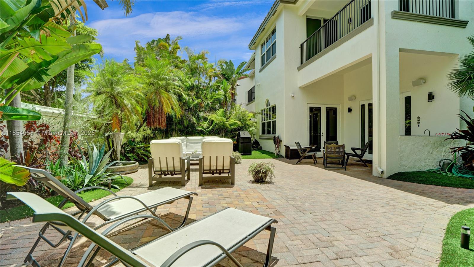 822 E Spinnaker Dr E