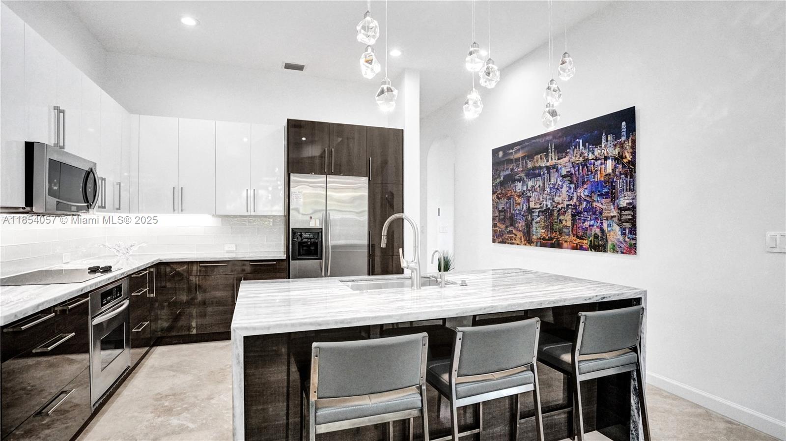 822 E Spinnaker Dr E