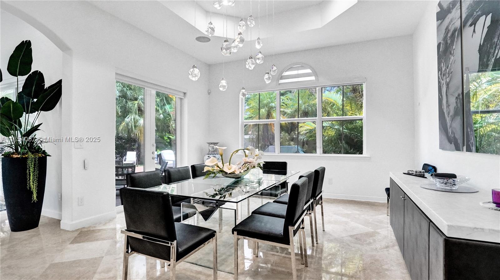 822 E Spinnaker Dr E