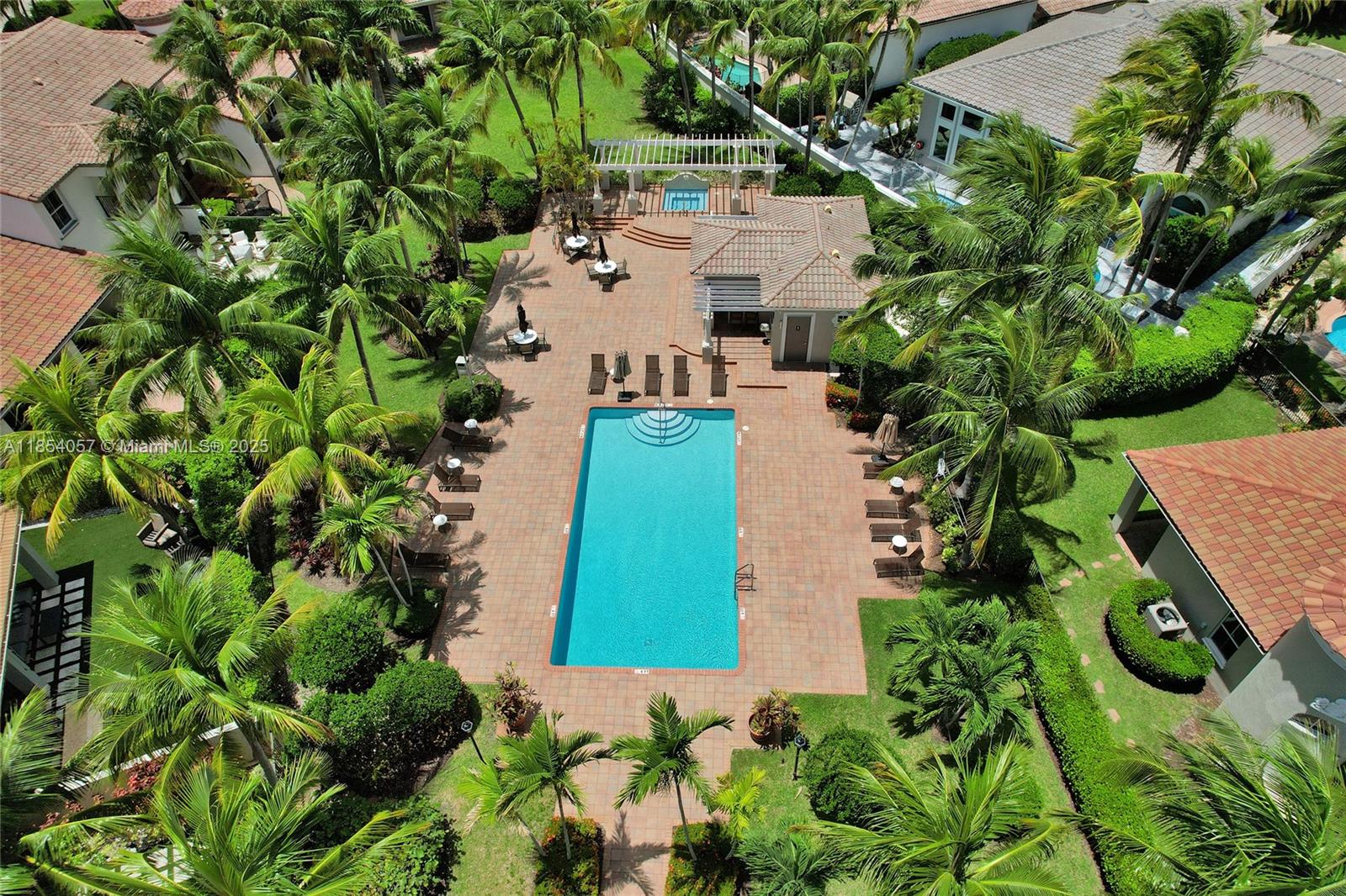 822 E Spinnaker Dr E