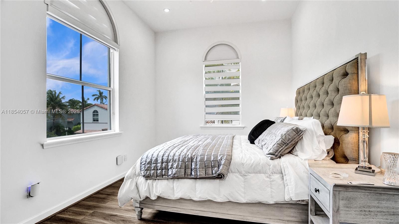 822 E Spinnaker Dr E