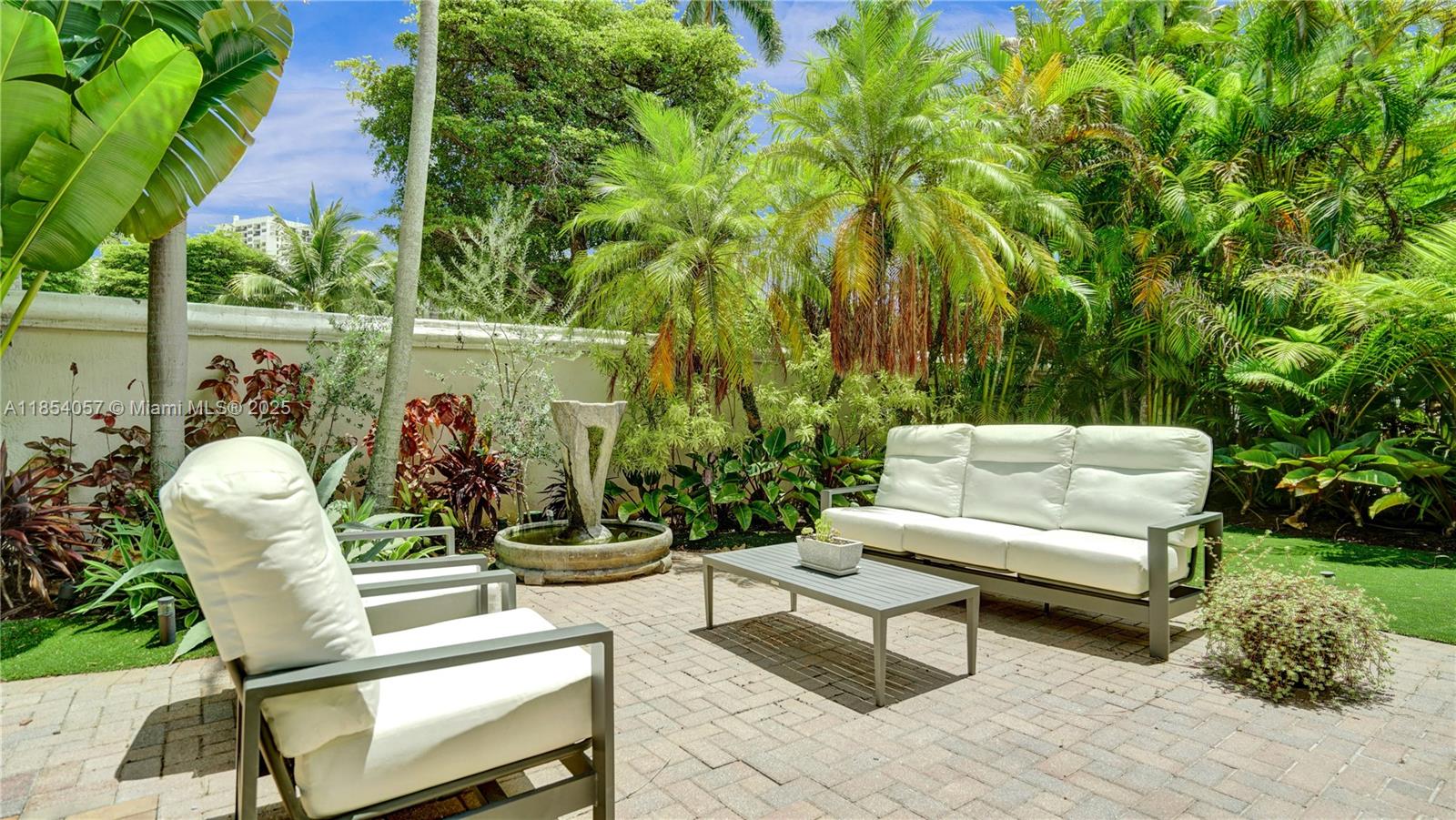 822 E Spinnaker Dr E