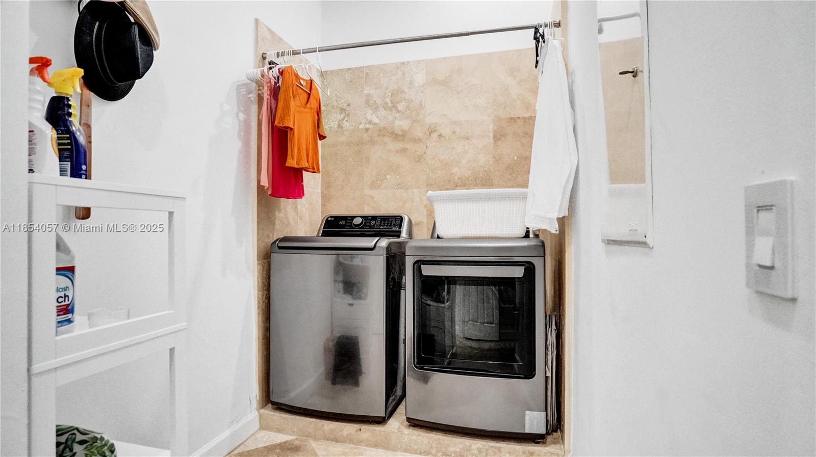 822 E Spinnaker Dr E