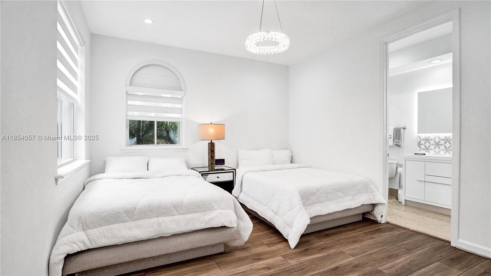 822 E Spinnaker Dr E