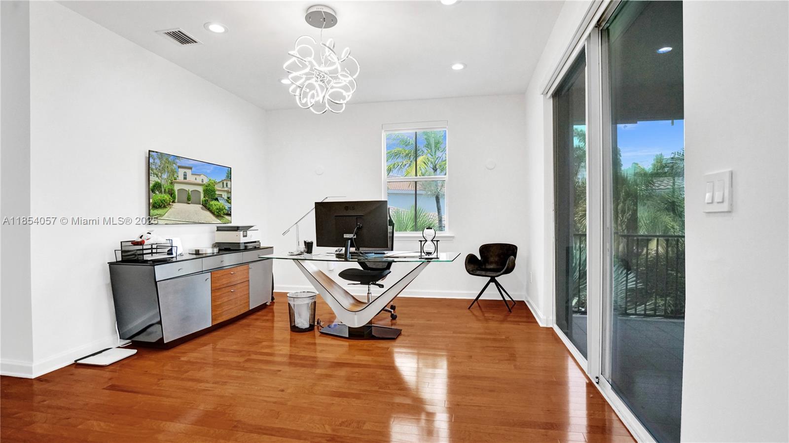 822 E Spinnaker Dr E