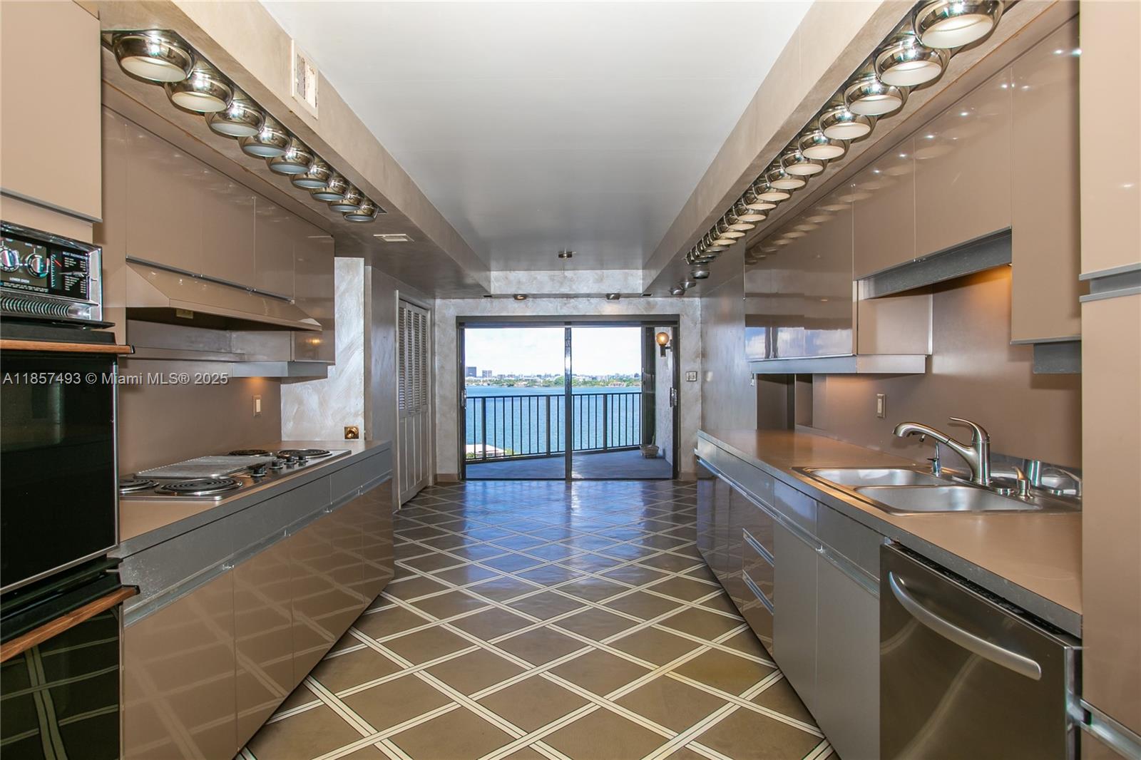 1800 NE 114th St # 1803