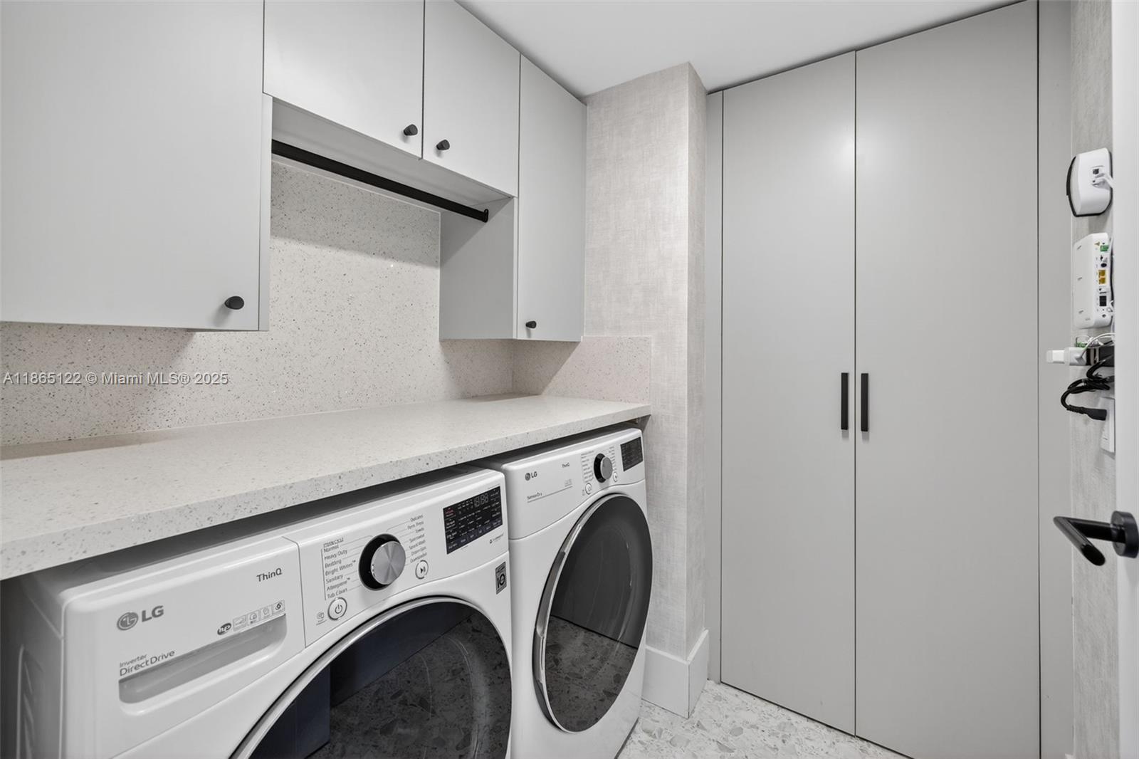 6000 Island Blvd # 707