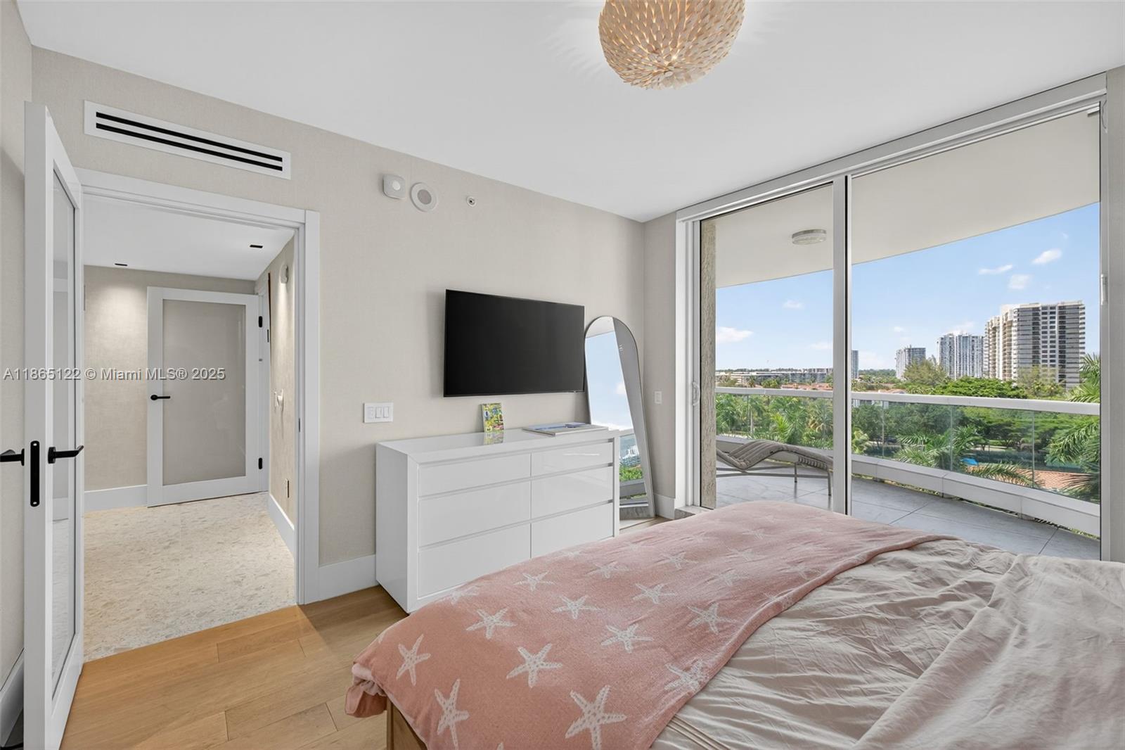 6000 Island Blvd # 707