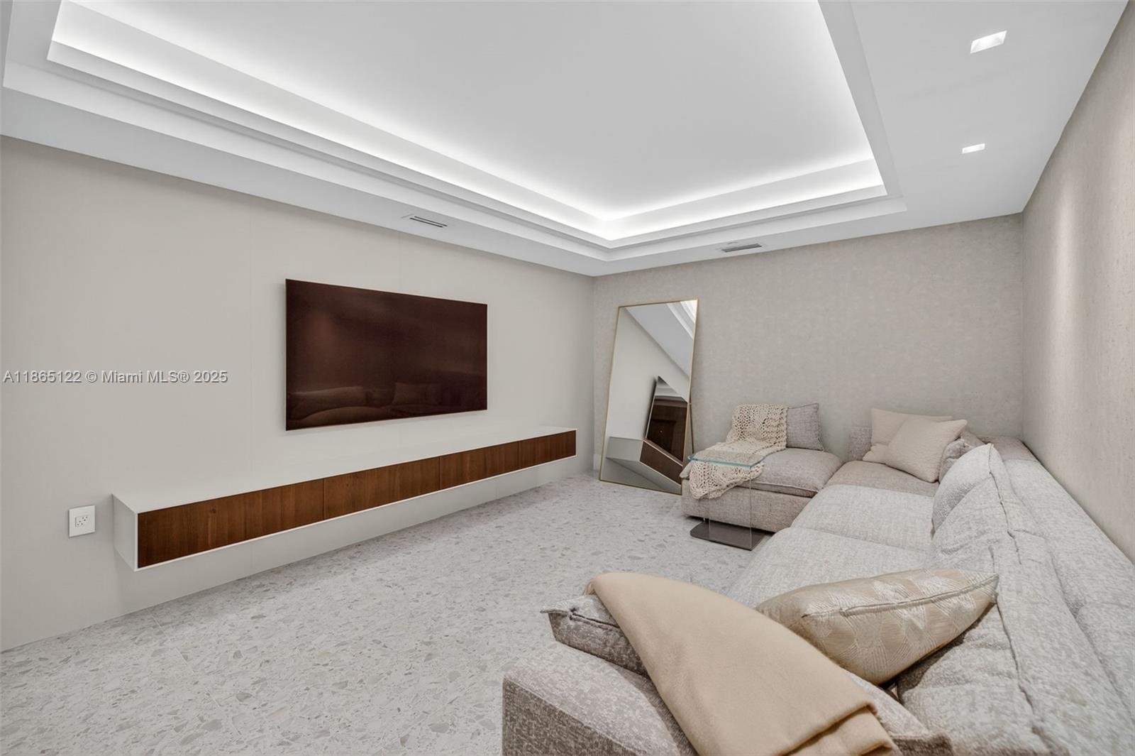 6000 Island Blvd # 707