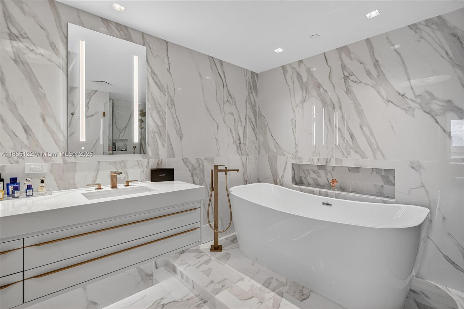 6000 Island Blvd # 707