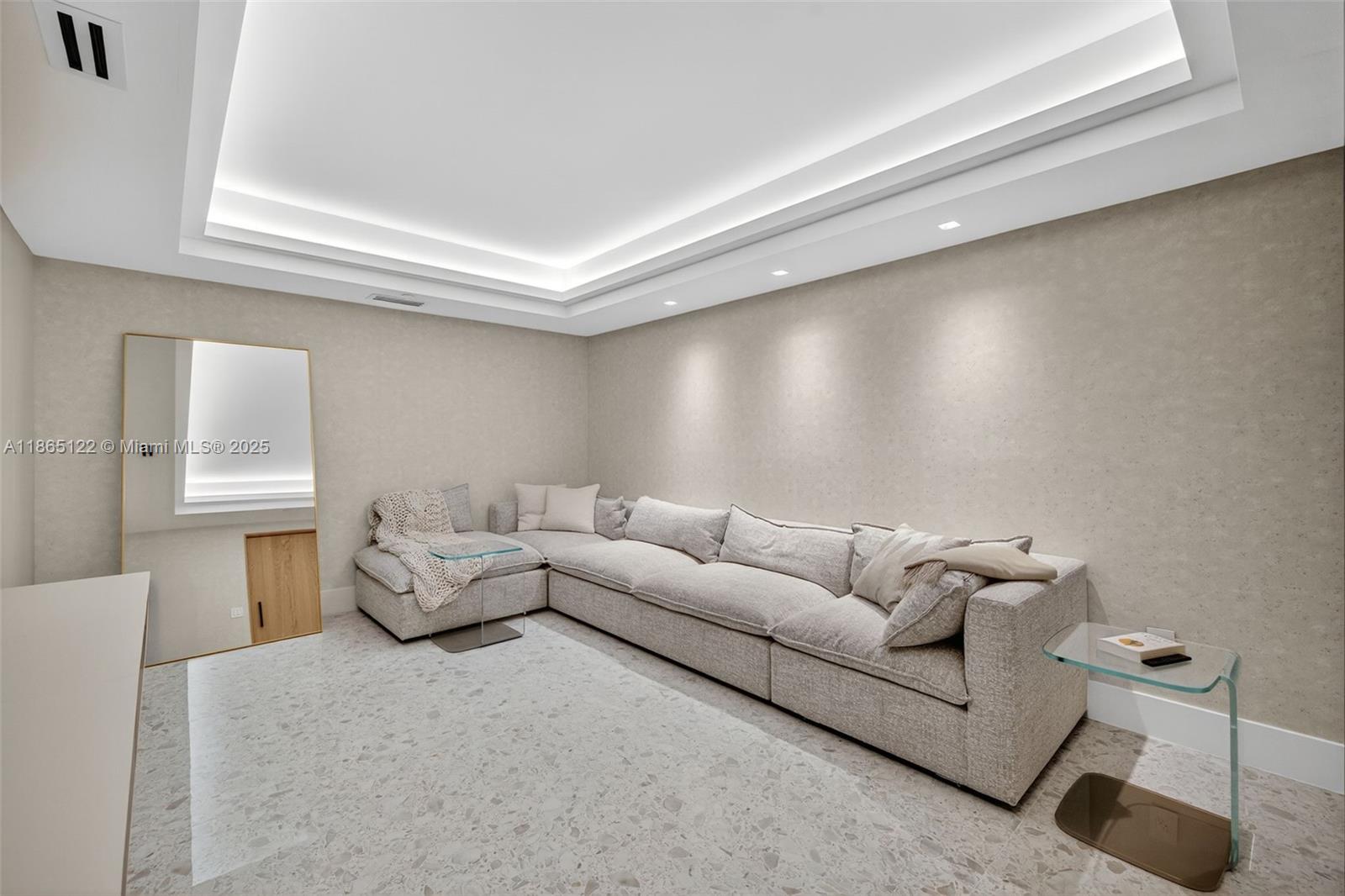 6000 Island Blvd # 707