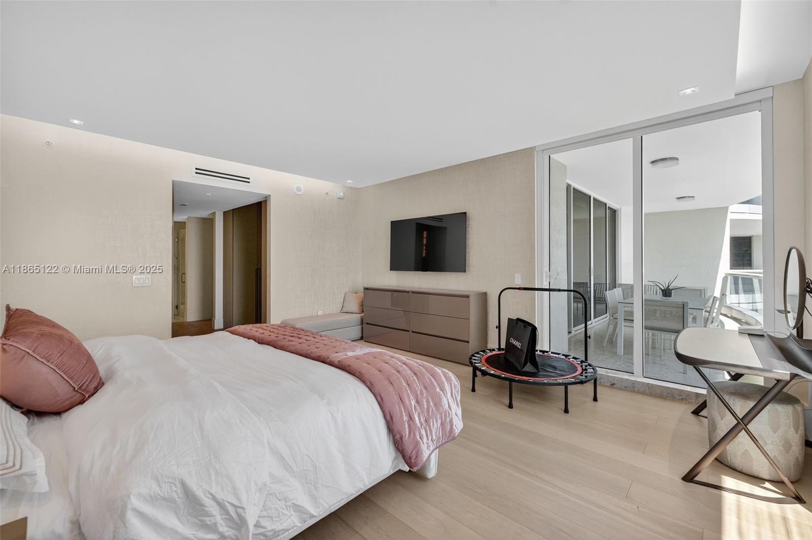 6000 Island Blvd # 707