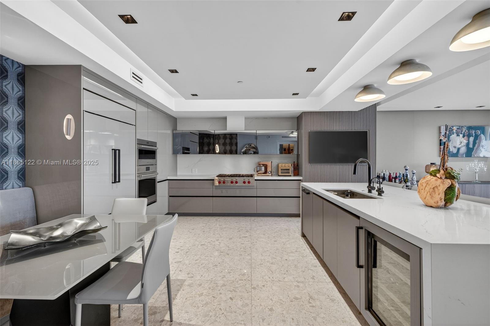 6000 Island Blvd # 707