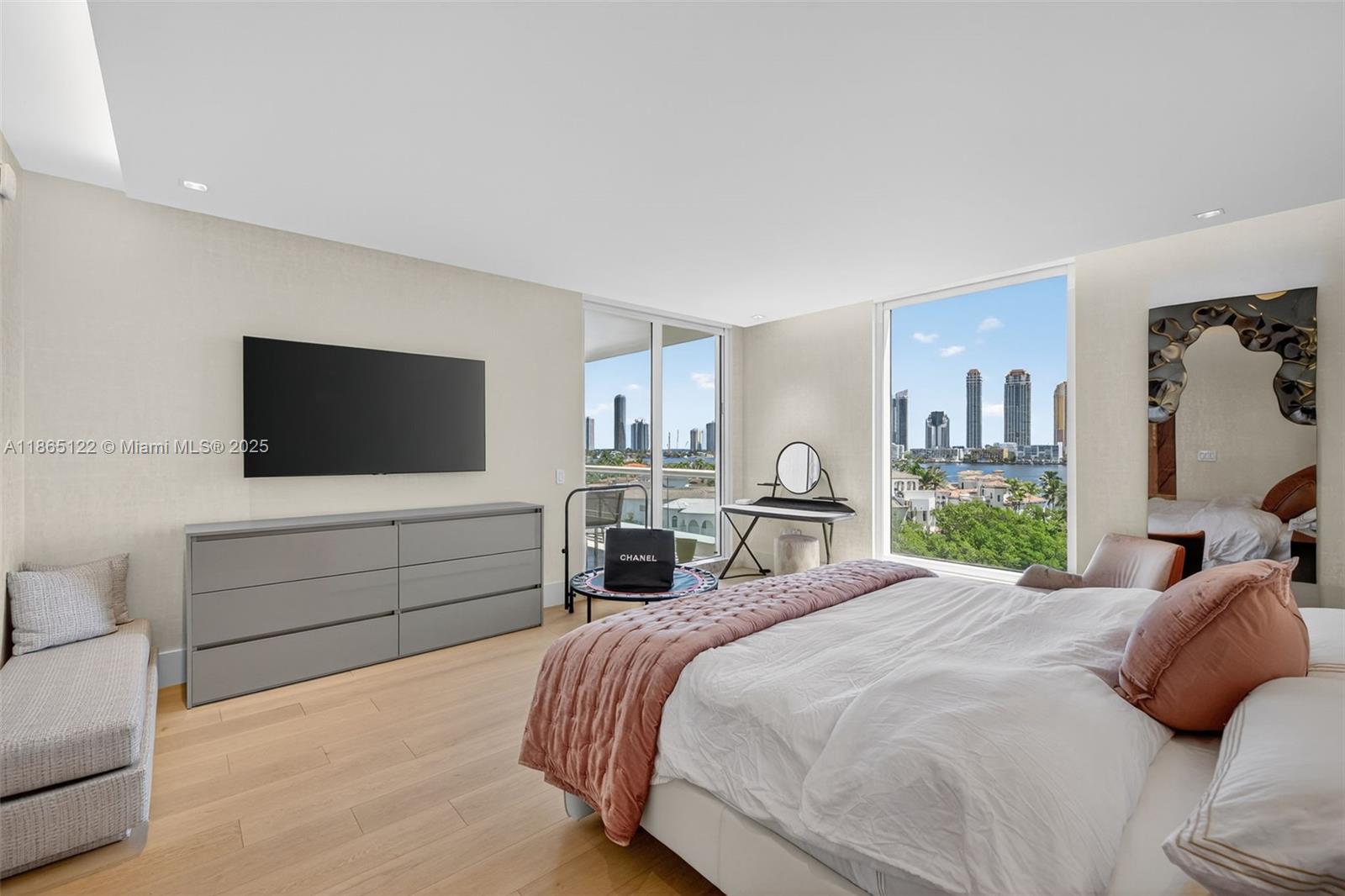 6000 Island Blvd # 707