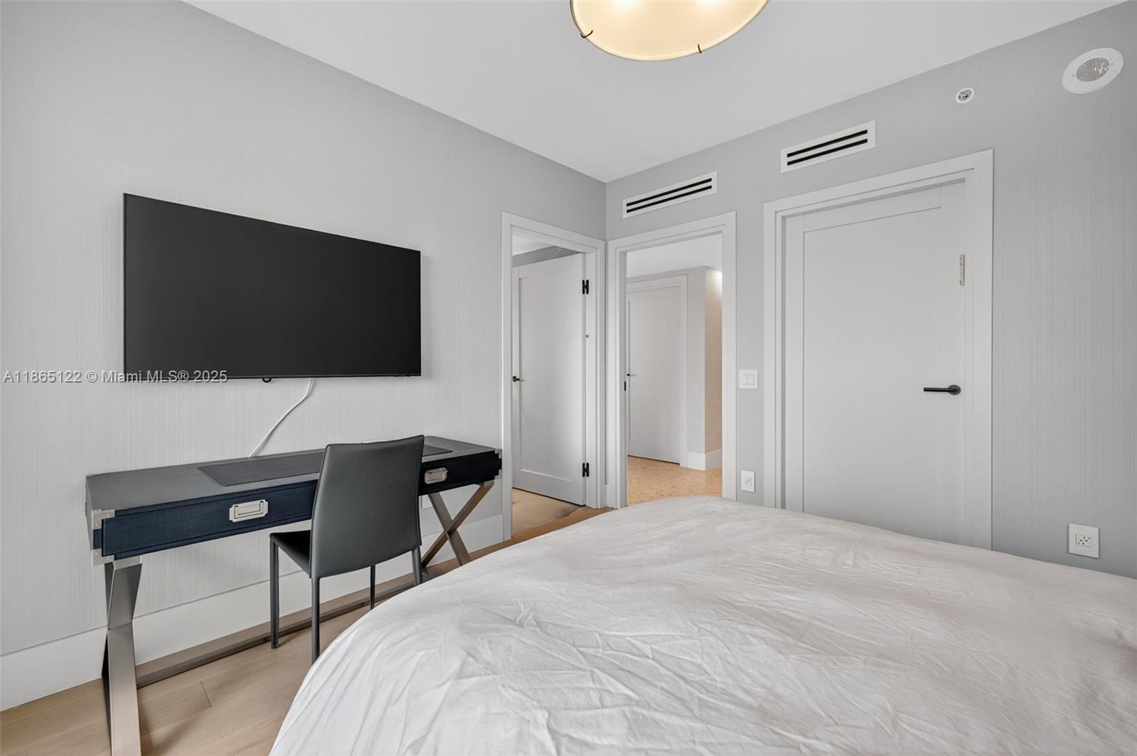 6000 Island Blvd # 707