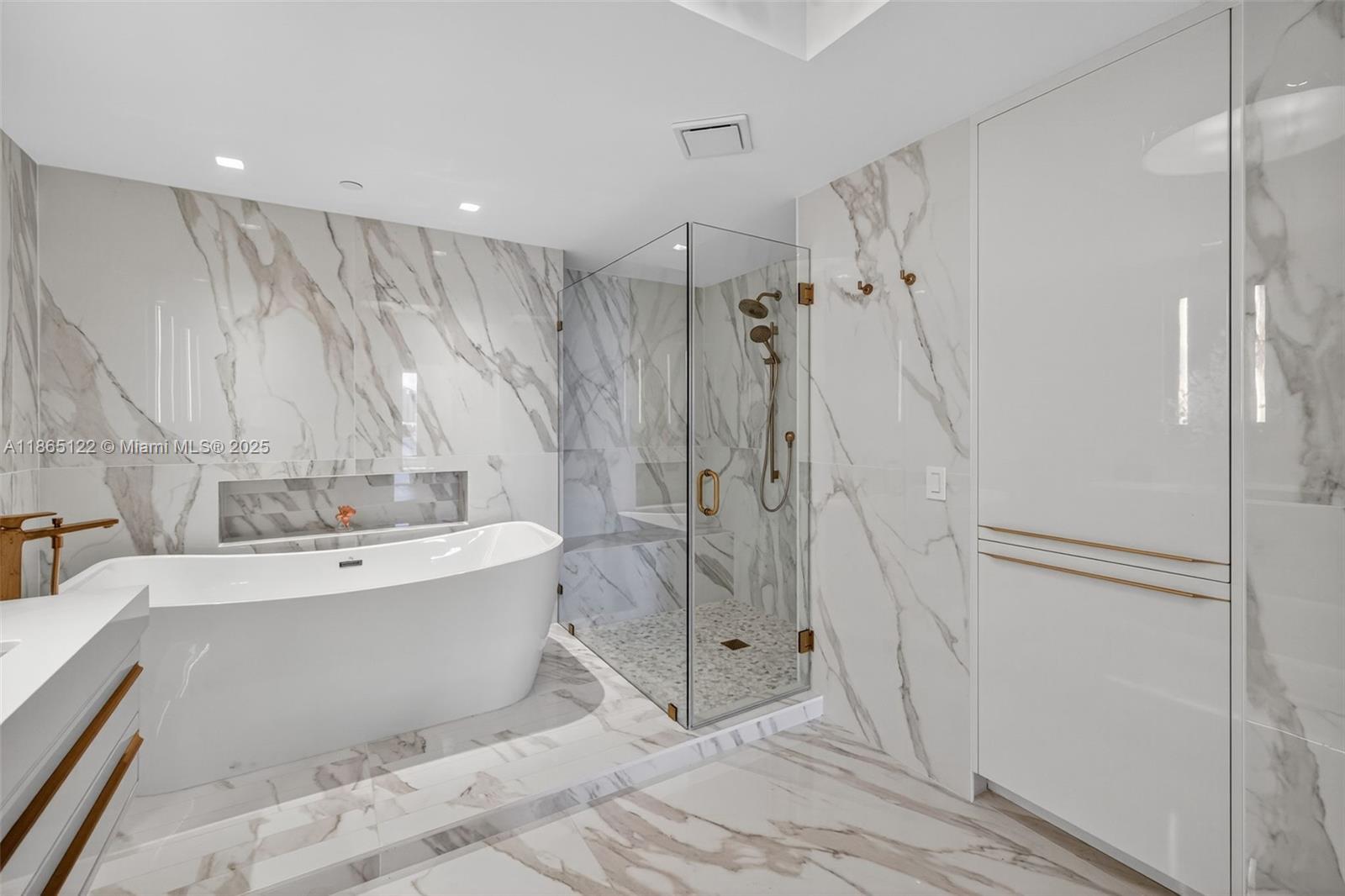 6000 Island Blvd # 707