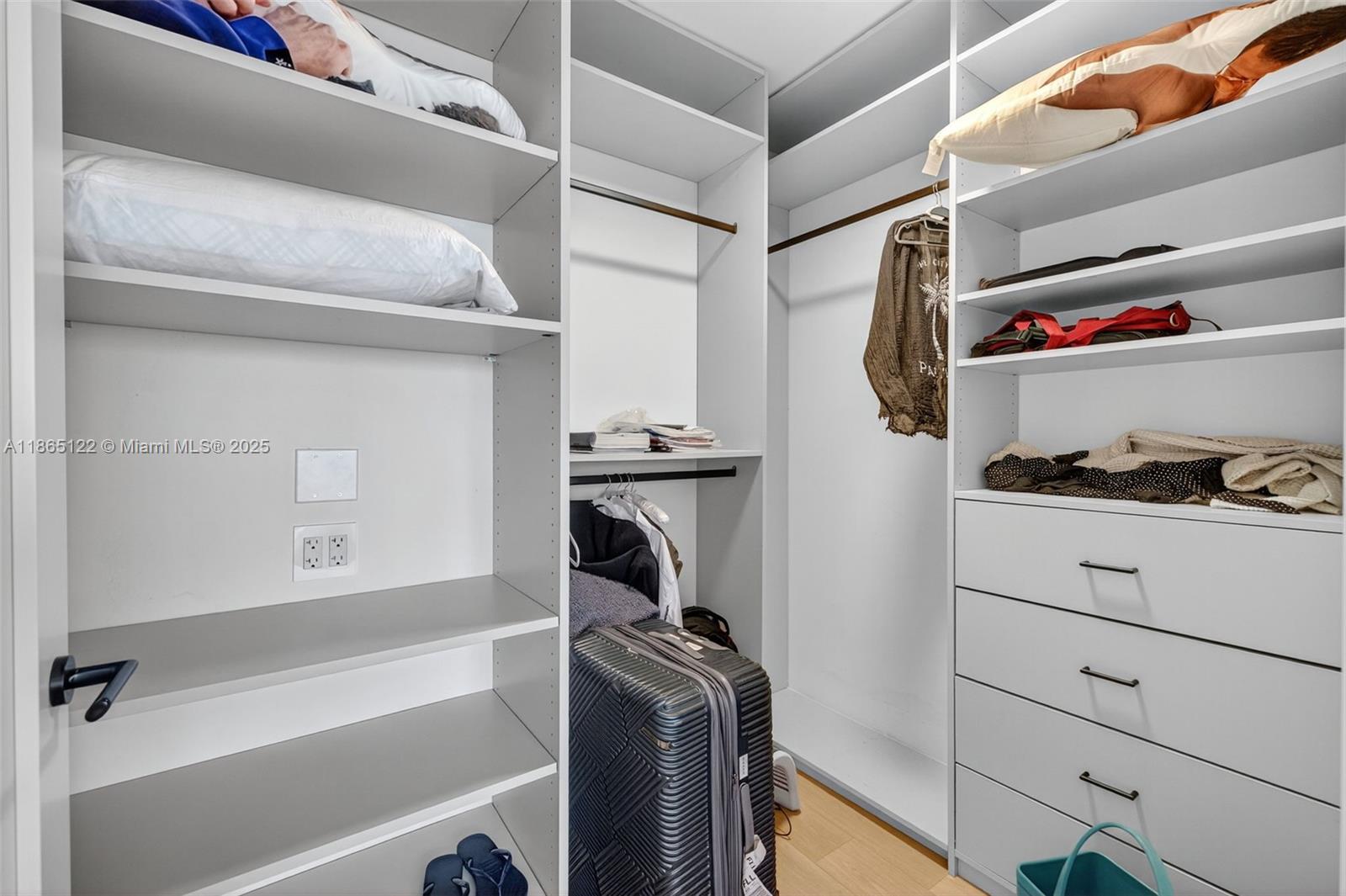 6000 Island Blvd # 707