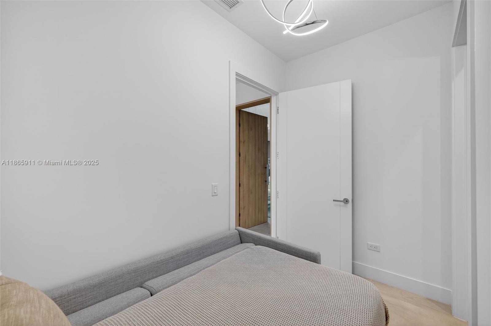 18501 Collins Ave # 501