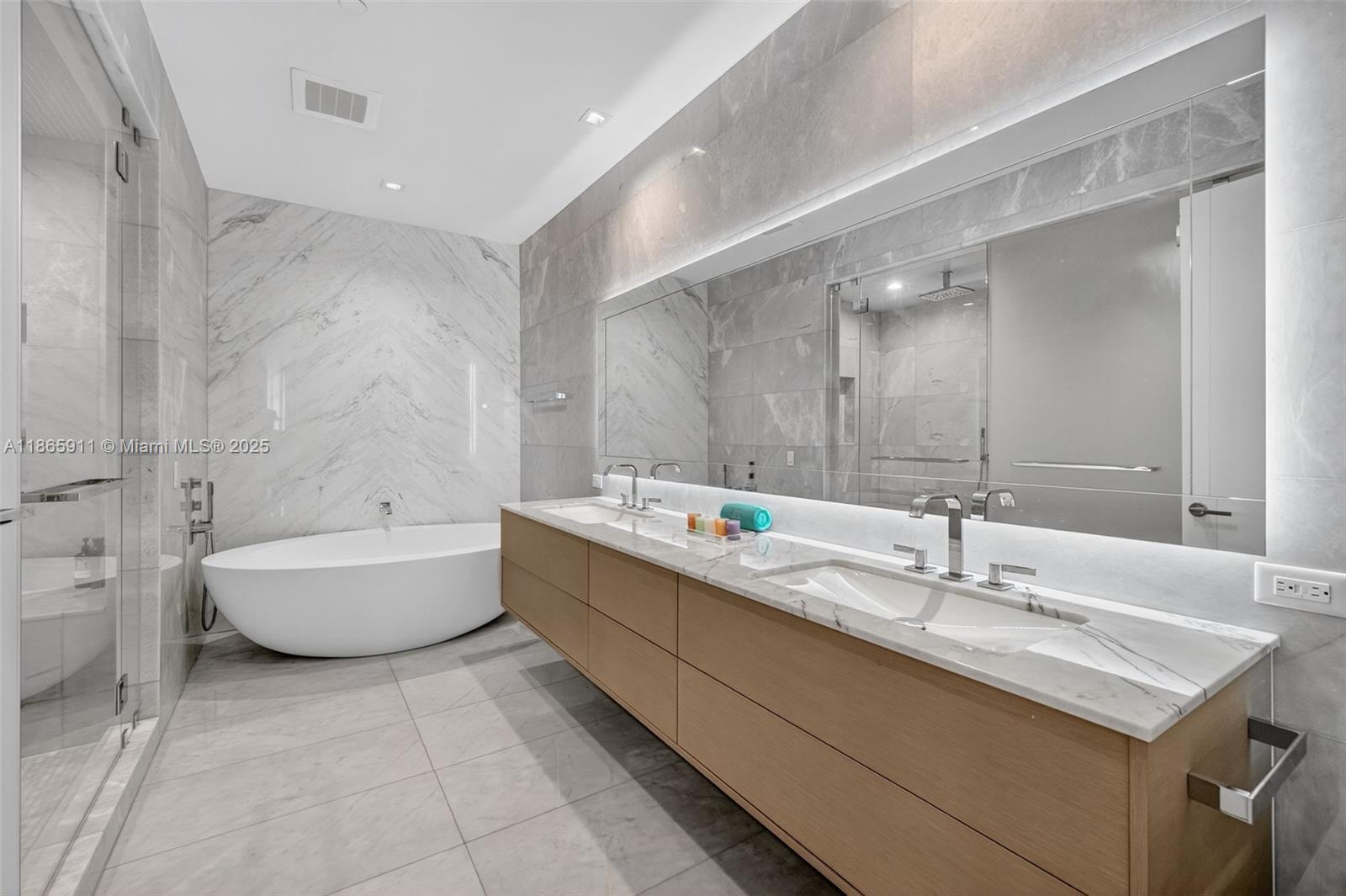 18501 Collins Ave # 501