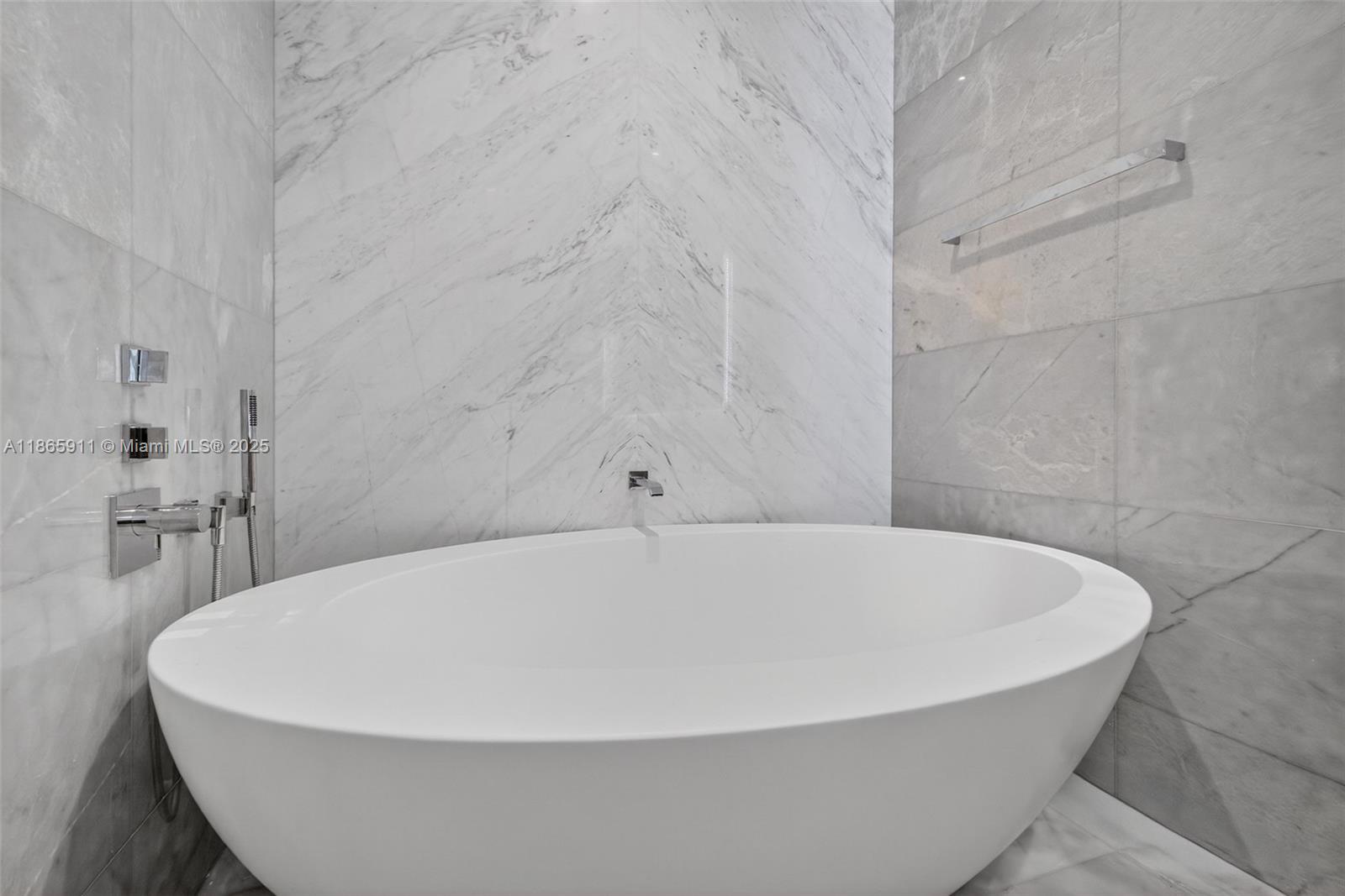 18501 Collins Ave # 501