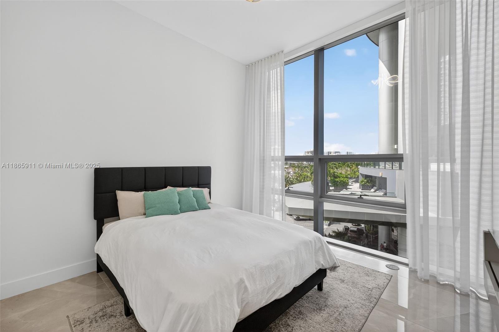 18501 Collins Ave # 501