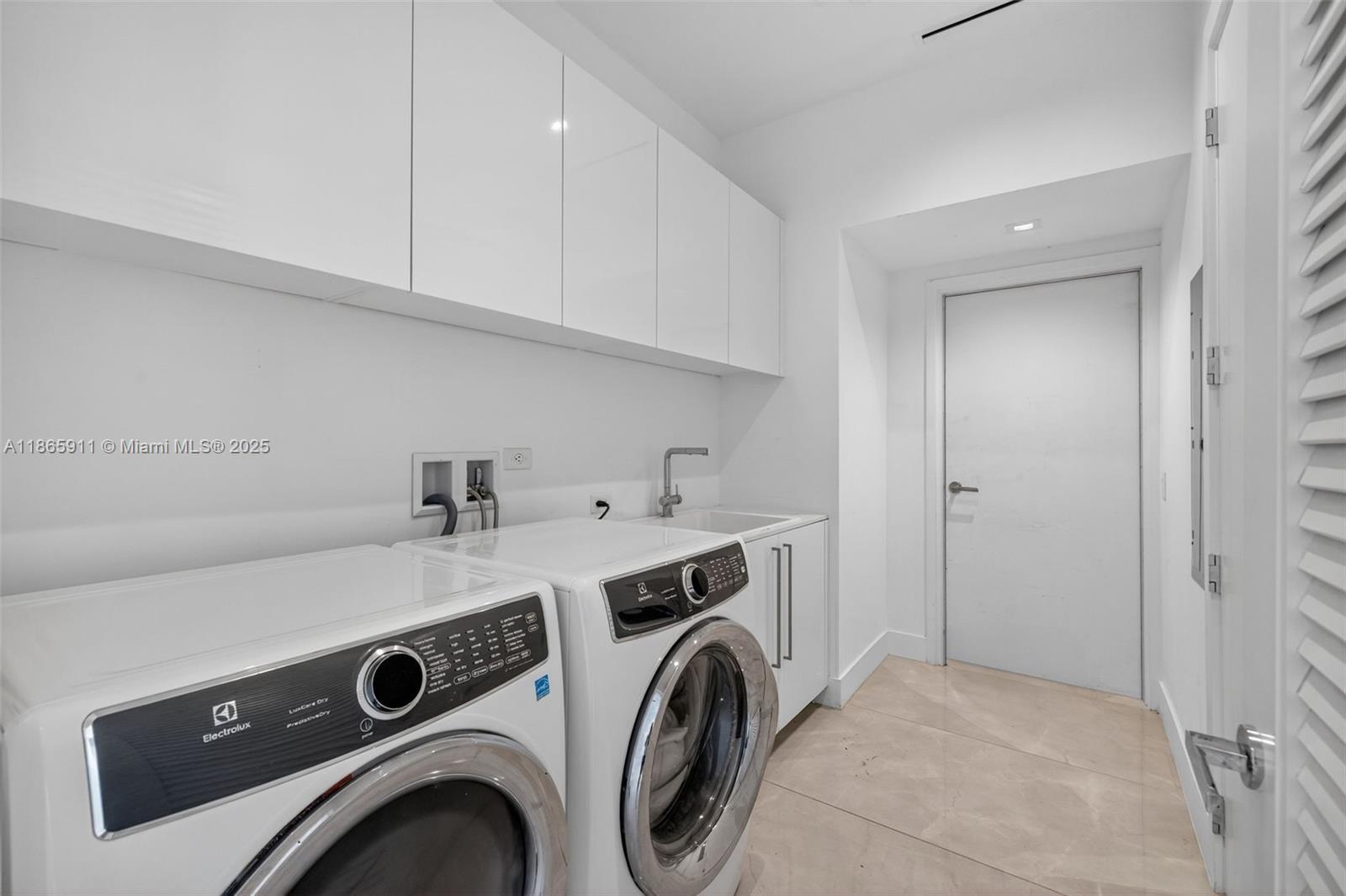 18501 Collins Ave # 501