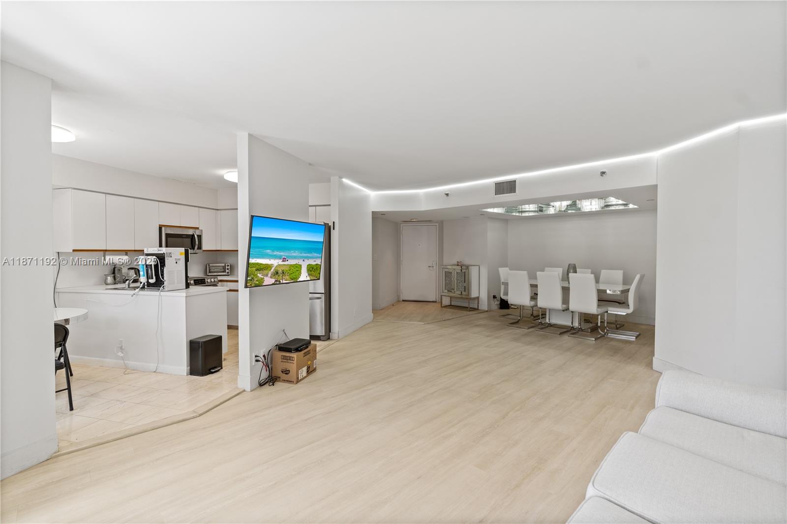 3600 Mystic Pointe Dr # 215