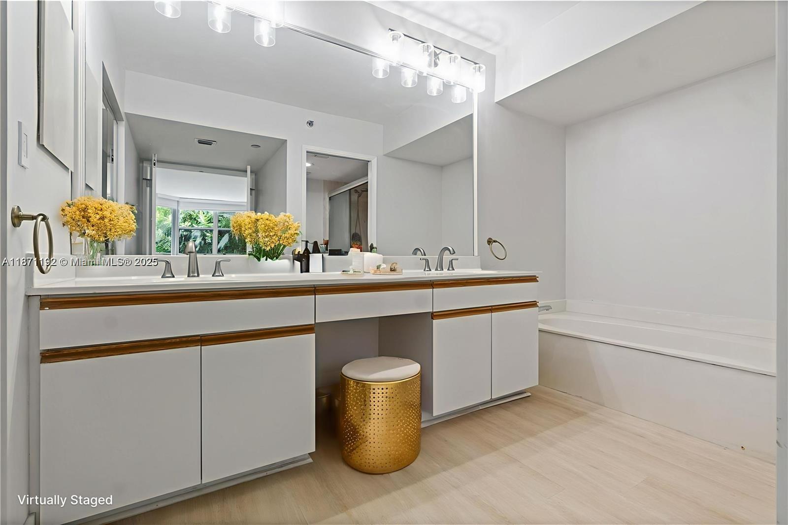 3600 Mystic Pointe Dr # 215