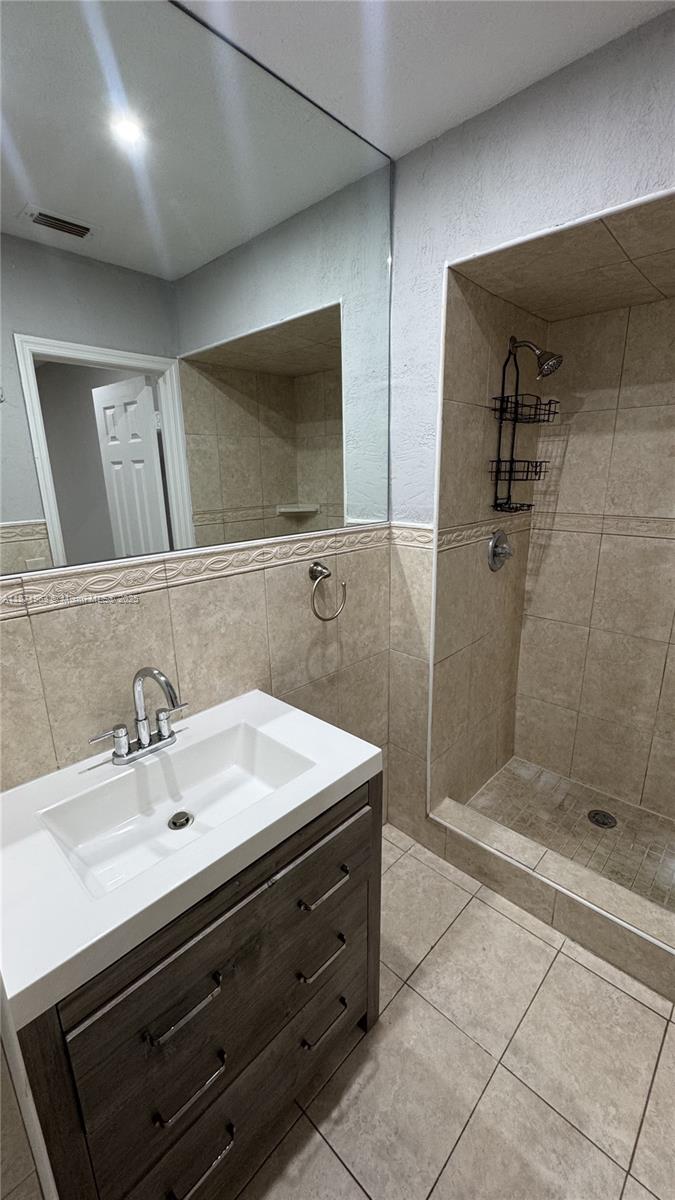 438 NE 210th Cir Ter # 4B Unit: 204-4B