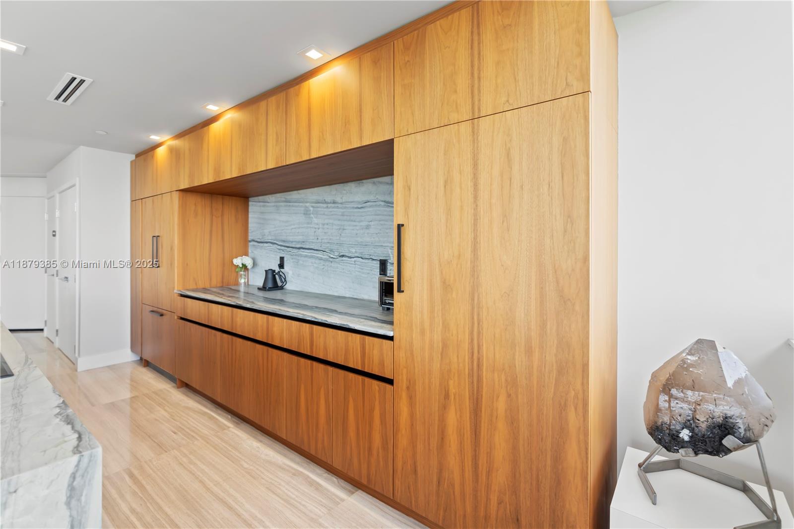 20185 E Country Club Dr Unit: PH6