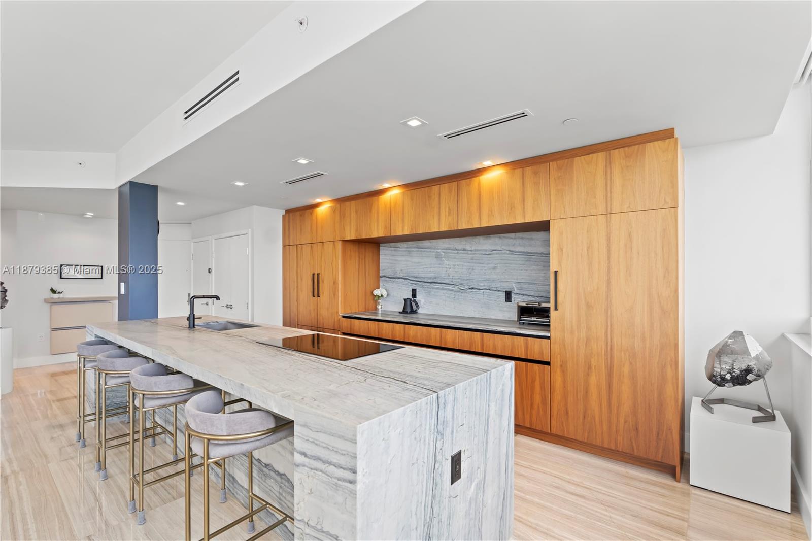 20185 E Country Club Dr Unit: PH6