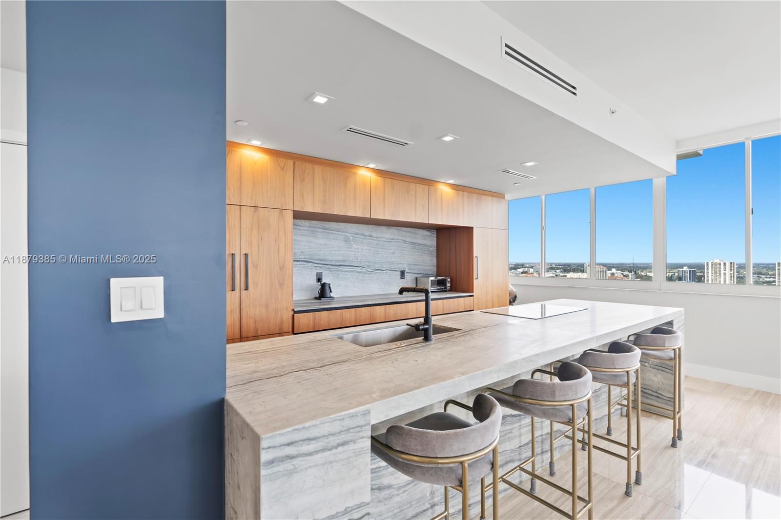 20185 E Country Club Dr Unit: PH6