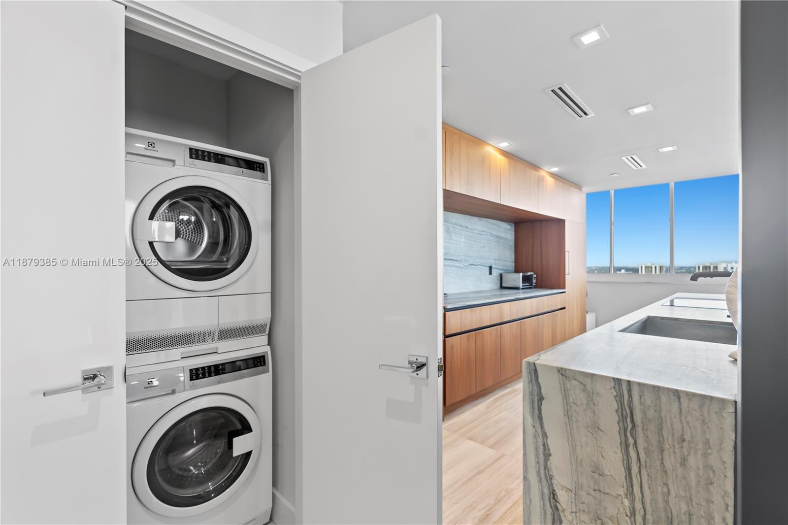 20185 E Country Club Dr Unit: PH6