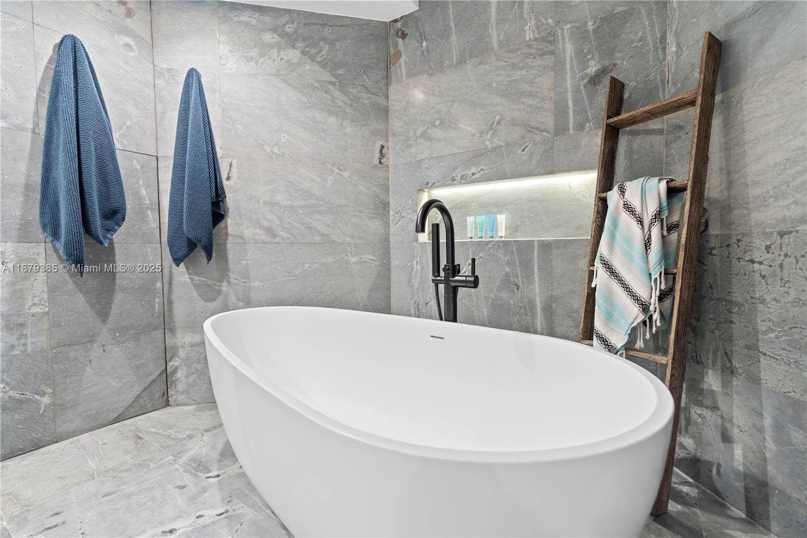 20185 E Country Club Dr Unit: PH6