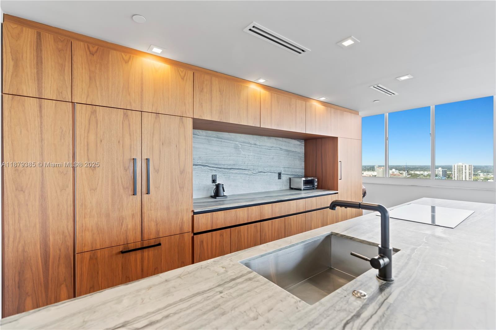 20185 E Country Club Dr Unit: PH6