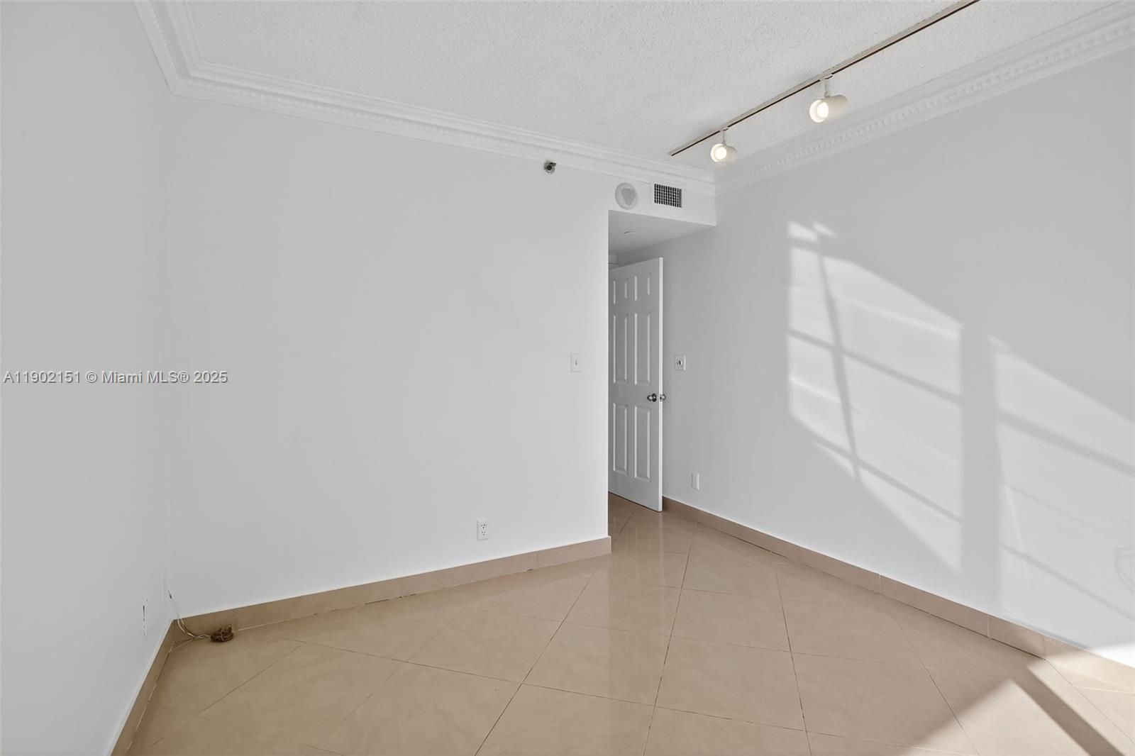 20185 E Country Club Dr # 1405