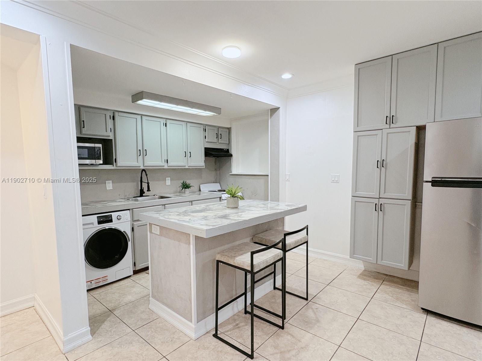 1726 Thomas St # 2, Hollywood Unit: 2