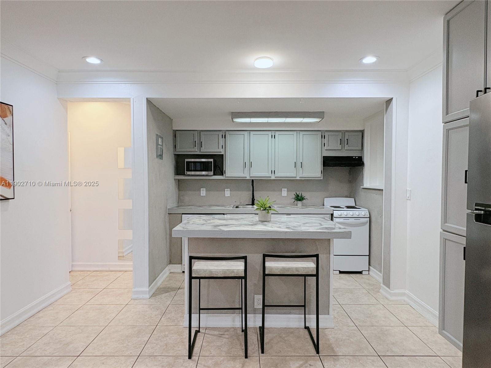 1726 Thomas St # 2, Hollywood Unit: 2