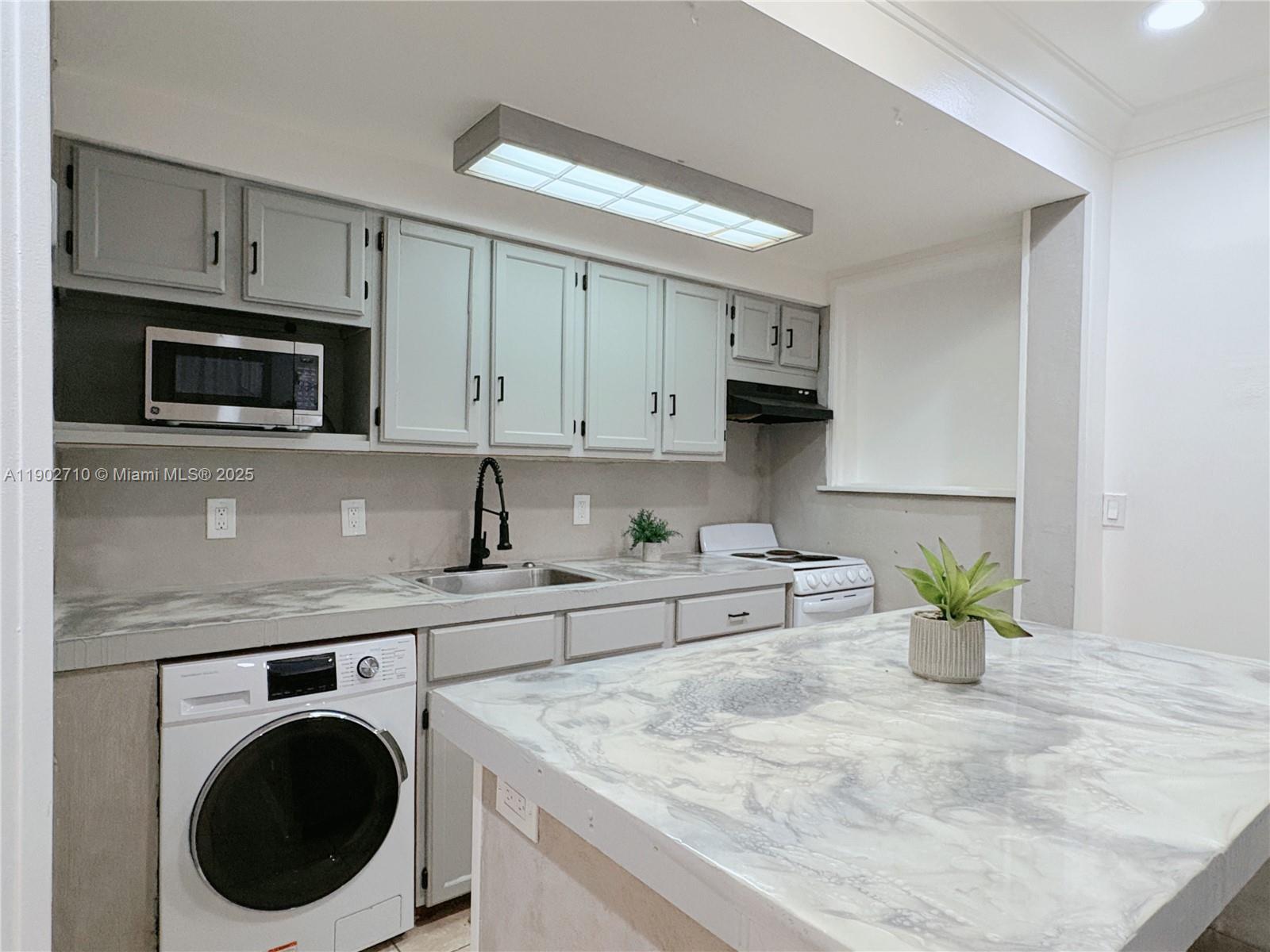 1726 Thomas St # 2, Hollywood Unit: 2